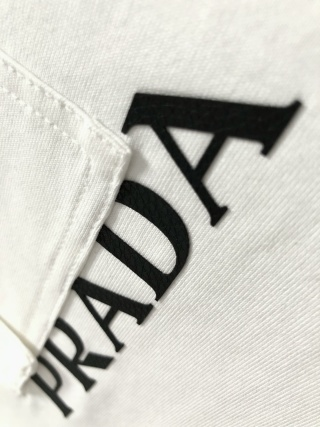 「#4250」Prada Spring/Summer White Pocket Letter Leather Fusion Metal Triangle Logo T-shirt
