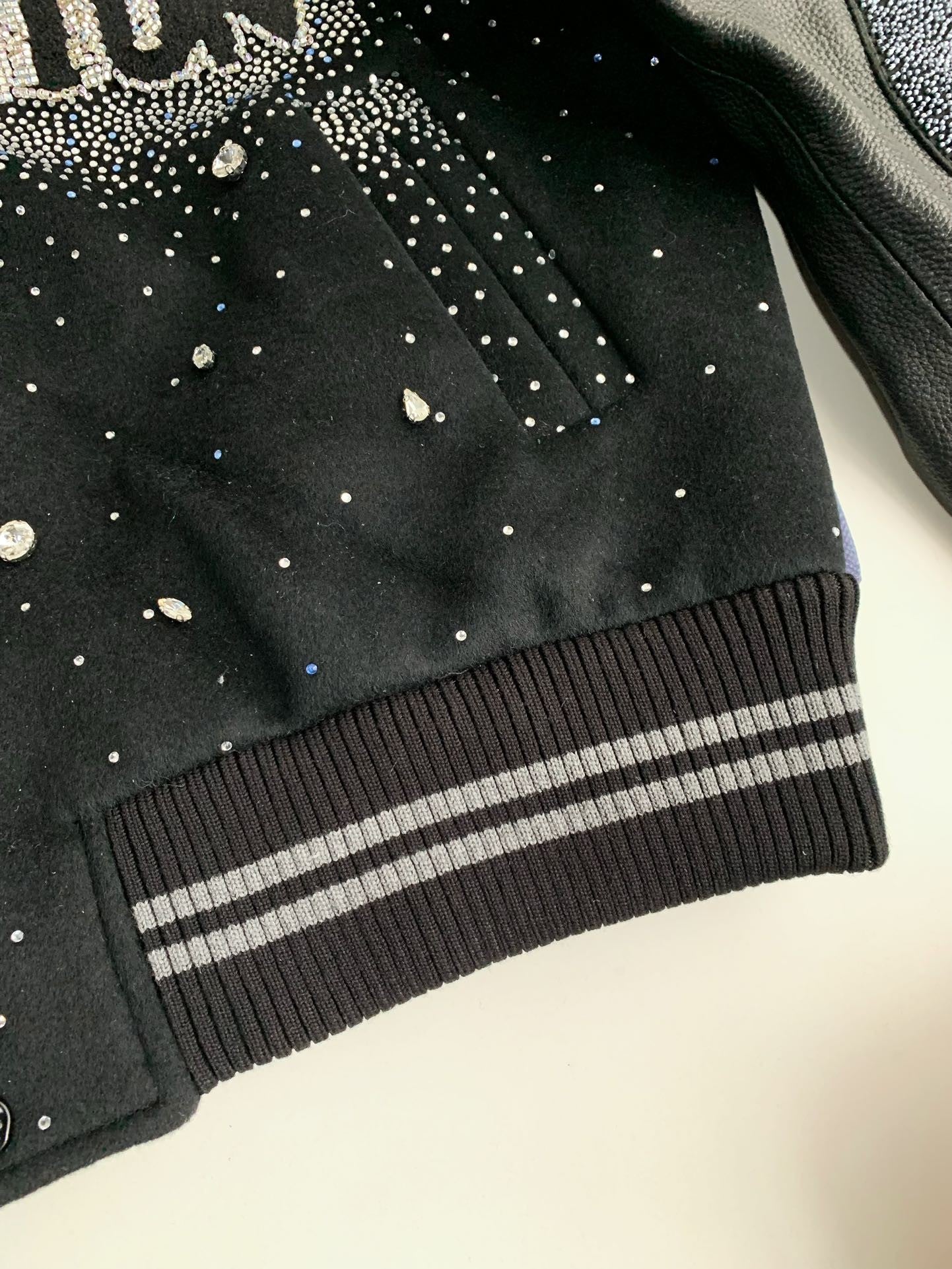 Veste en cuir brodée de perles et de lettres Louis Vuitton FW23 « #2603 »