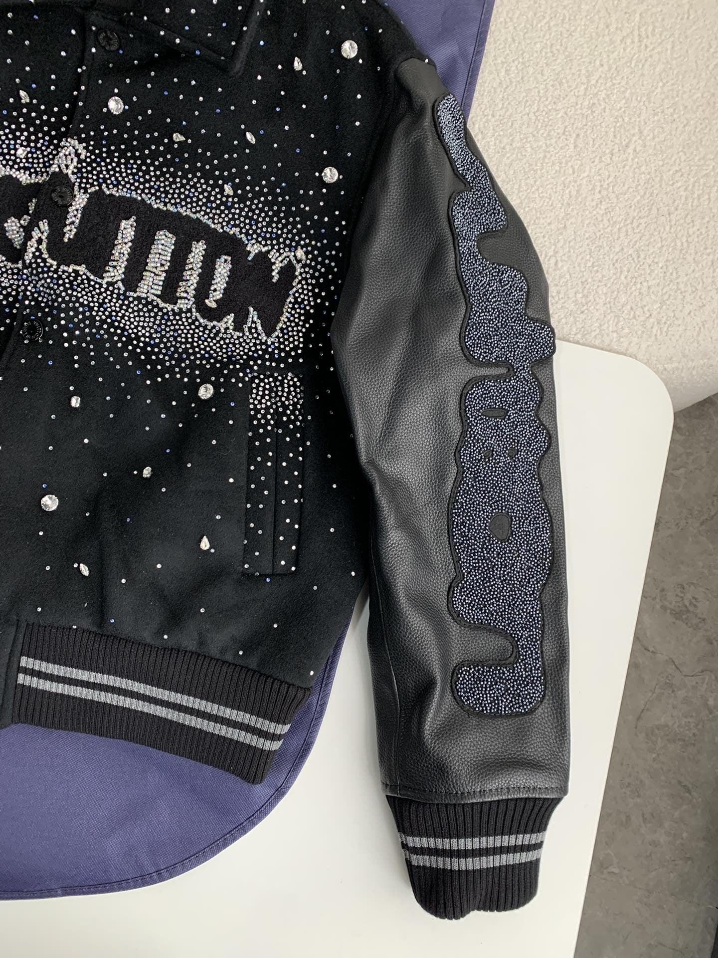Veste en cuir brodée de perles et de lettres Louis Vuitton FW23 « #2603 »