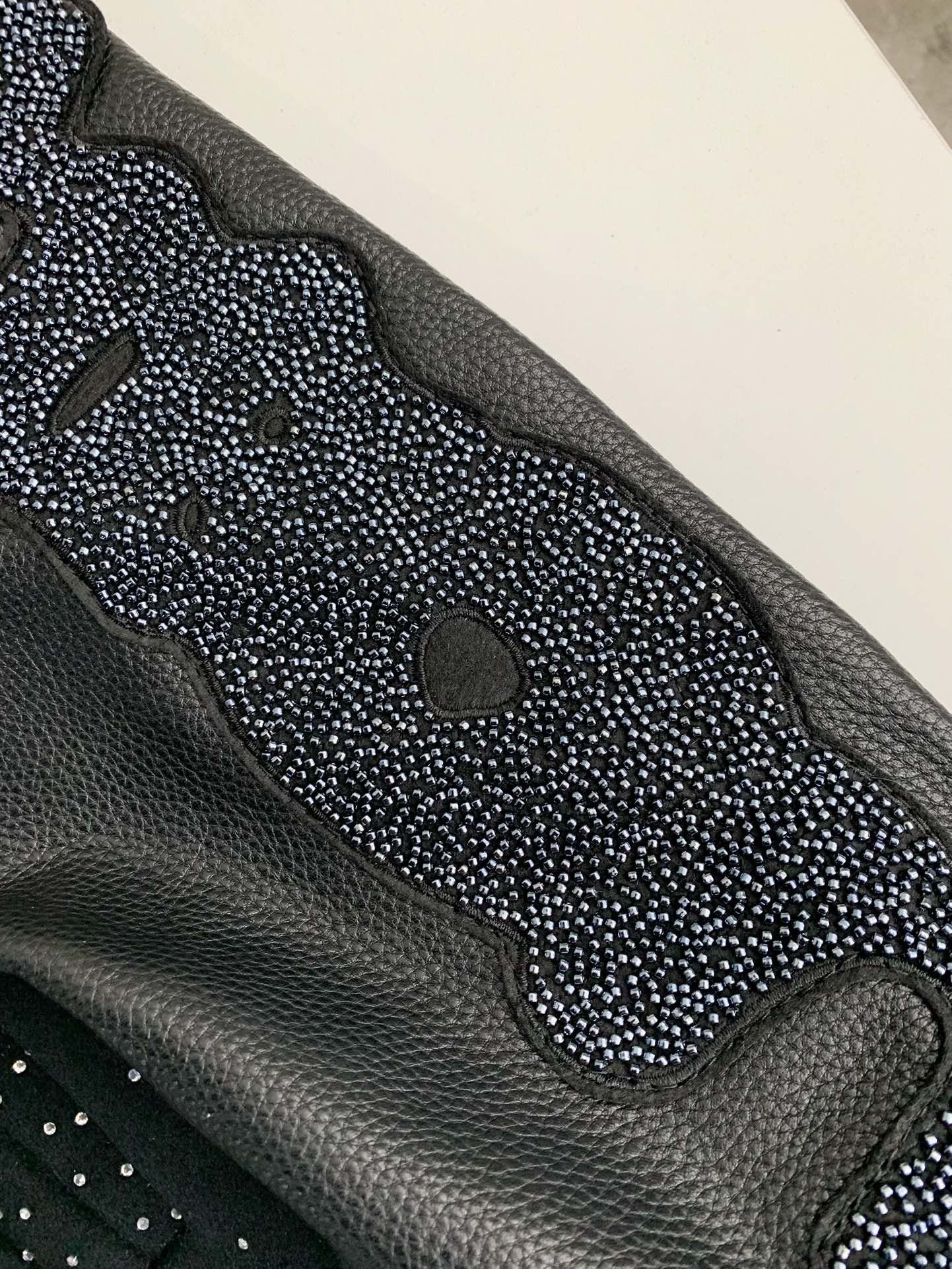 Veste en cuir brodée de perles et de lettres Louis Vuitton FW23 « #2603 »