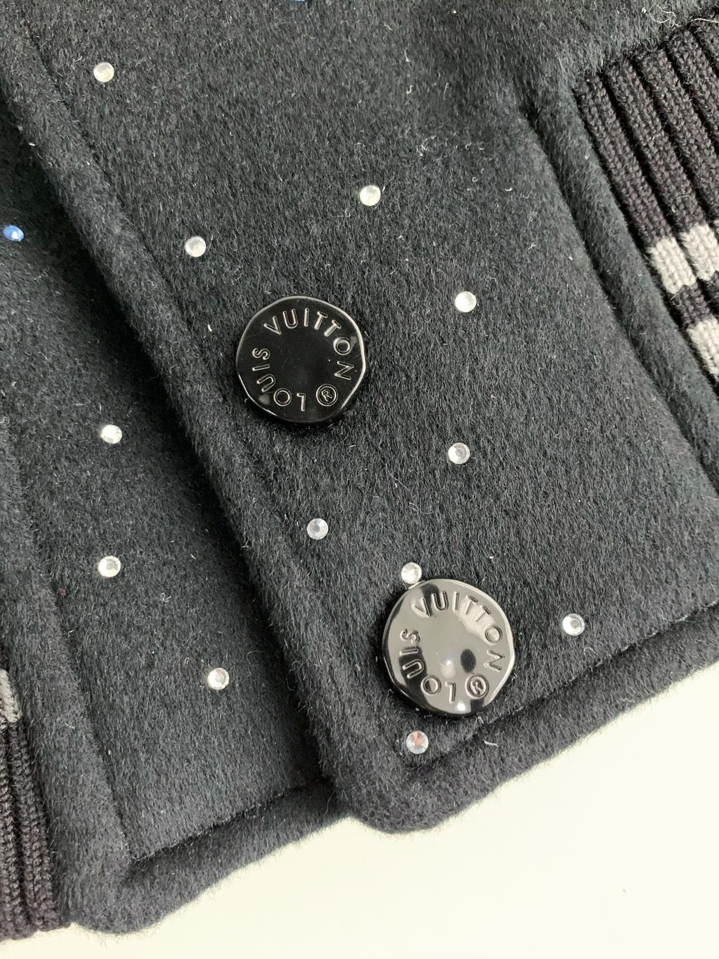 Veste en cuir brodée de perles et de lettres Louis Vuitton FW23 « #2603 »