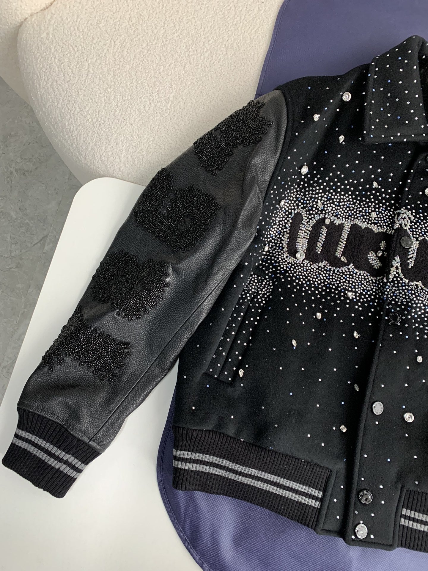 Veste en cuir brodée de perles et de lettres Louis Vuitton FW23 « #2603 »