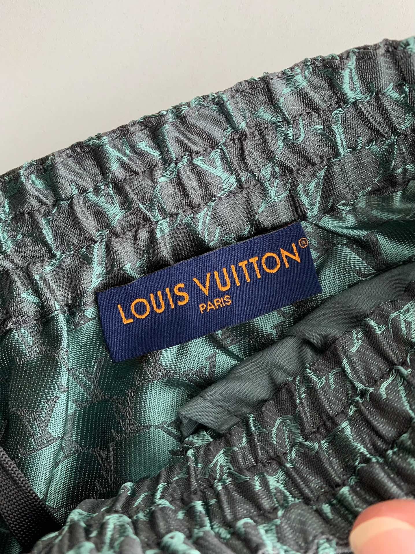 Short LOUIS VUITTON « #3302 »