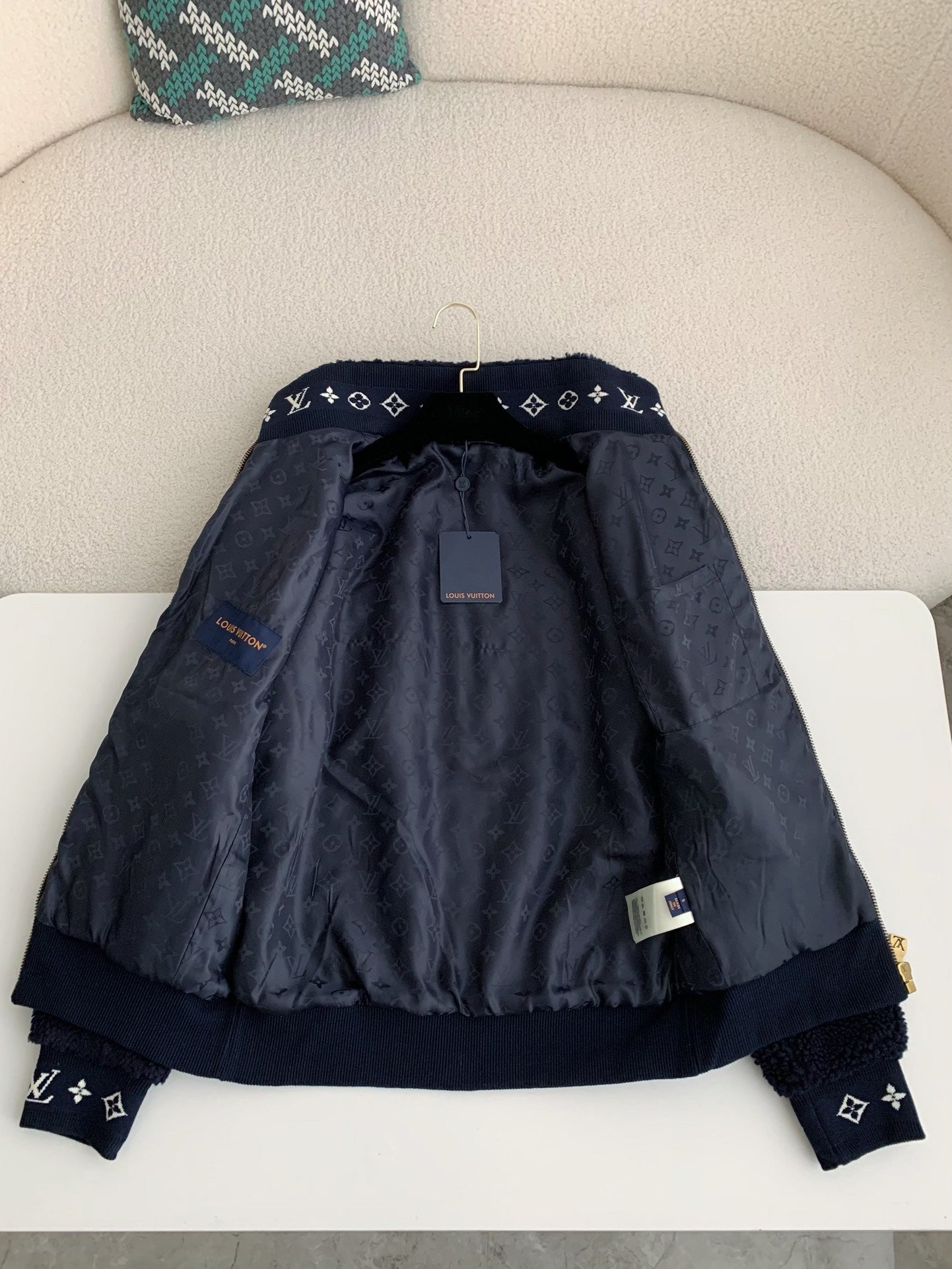 「#3874」Louis Vuitton Embossed leather patch long-sleeve fleece jacket