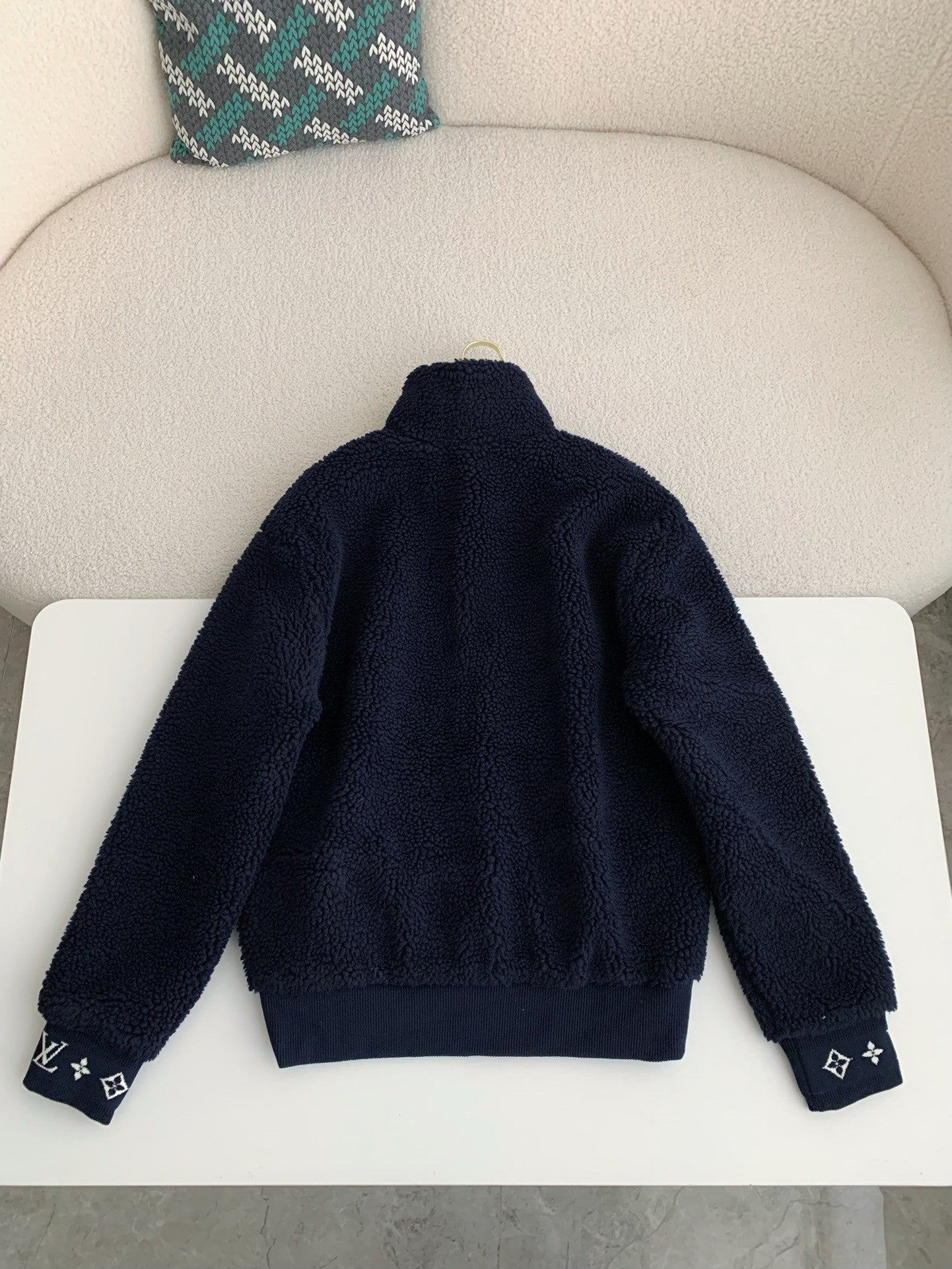 「#3874」Louis Vuitton Embossed leather patch long-sleeve fleece jacket